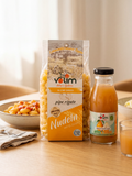 Familien-Mittagspaket – Bronze-Cut-Pasta und Apfelsaft auf dem Esstisch