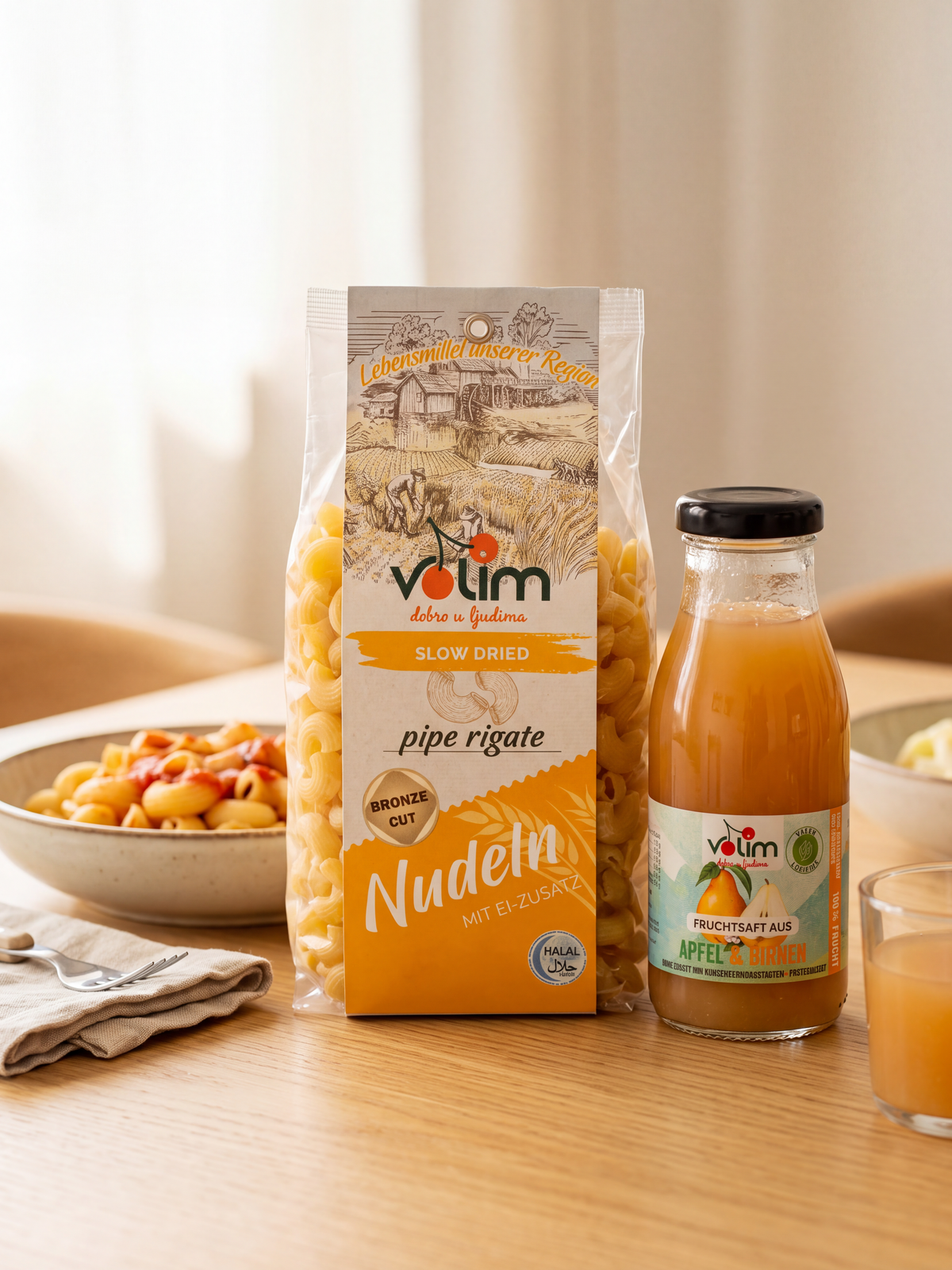 Familien-Mittagspaket – Bronze-Cut-Pasta und Apfelsaft auf dem Esstisch